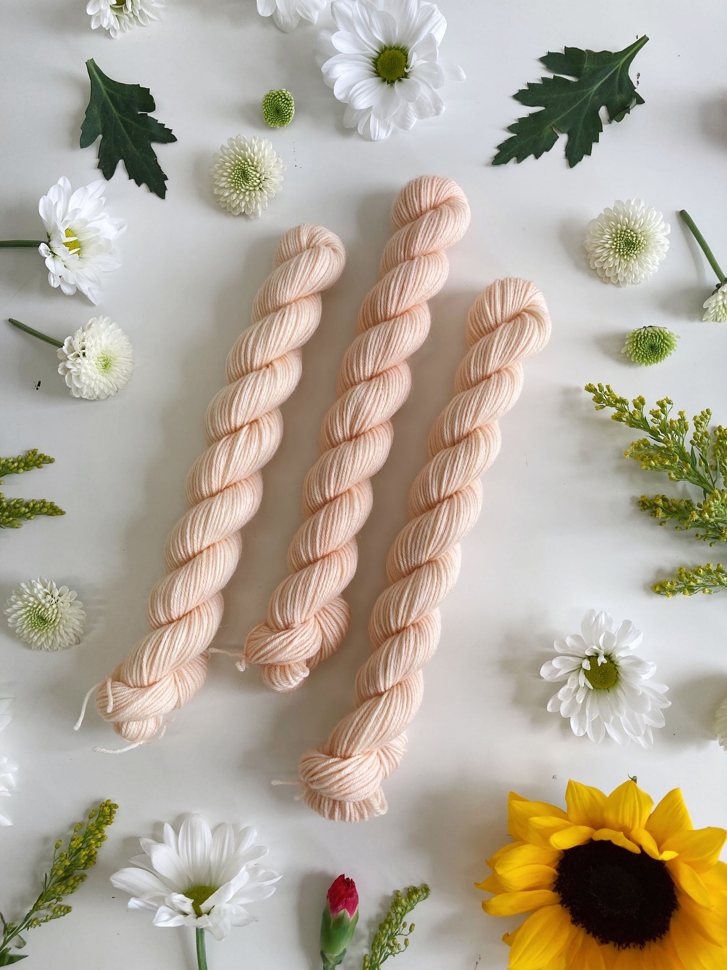 MINI SKEIN Color No. 06 Light Peach